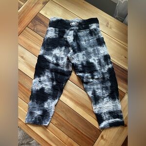 BOOTY BY BRABANTS original Cropped Capri Leggings tie dye black and white